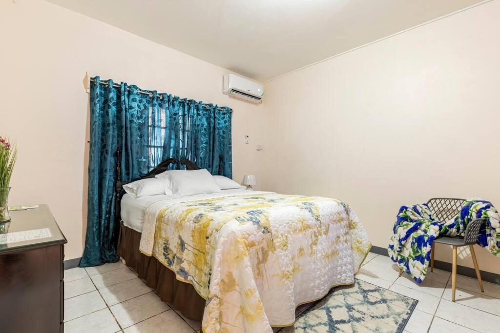 Appartamento Shaw Park Gem Ocho Rios Esterno foto