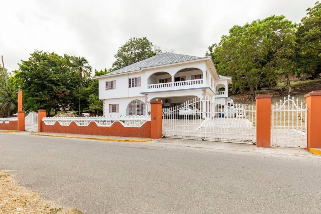 Appartamento Shaw Park Gem Ocho Rios Esterno foto